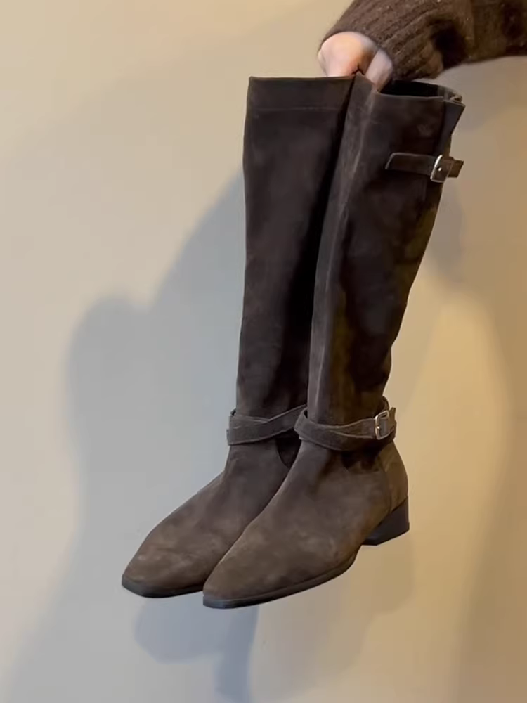 Phiên bản da bò~ Giày bốt dài thời trang và độc đáo theo phong cách vùng đất hoang dành cho nữ, có khóa thắt lưng cổ điển, mũi nhọn thon gọn, kiểu xếp ly thanh lịch.