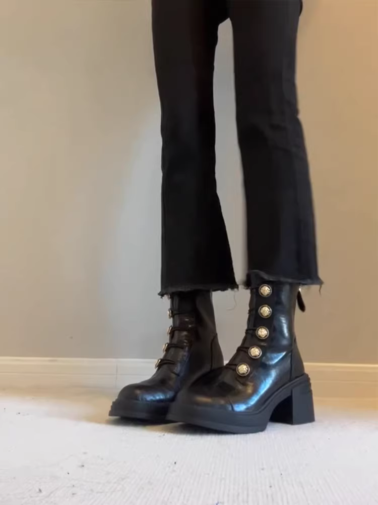 Phiên bản da bò ~ Giày bốt đế cao gót kiểu Chanel dành cho nữ, bốt cổ ngắn mũi tròn bằng da thật phong cách retro của Anh, bốt dáng ôm.