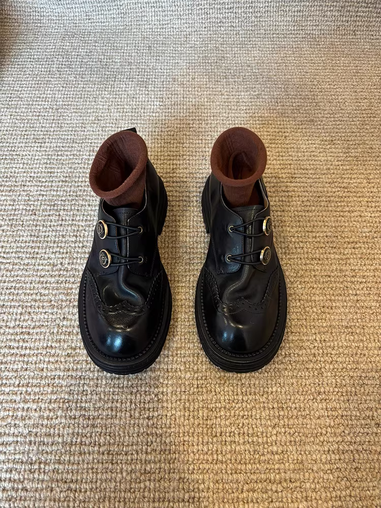 Phiên bản da cừu~ Giày lười cổ sâu có huy hiệu dành cho nữ, giày da thật đế dày gót dày kiểu brogue, giày da nhỏ mũi tròn kiểu cổ điển.