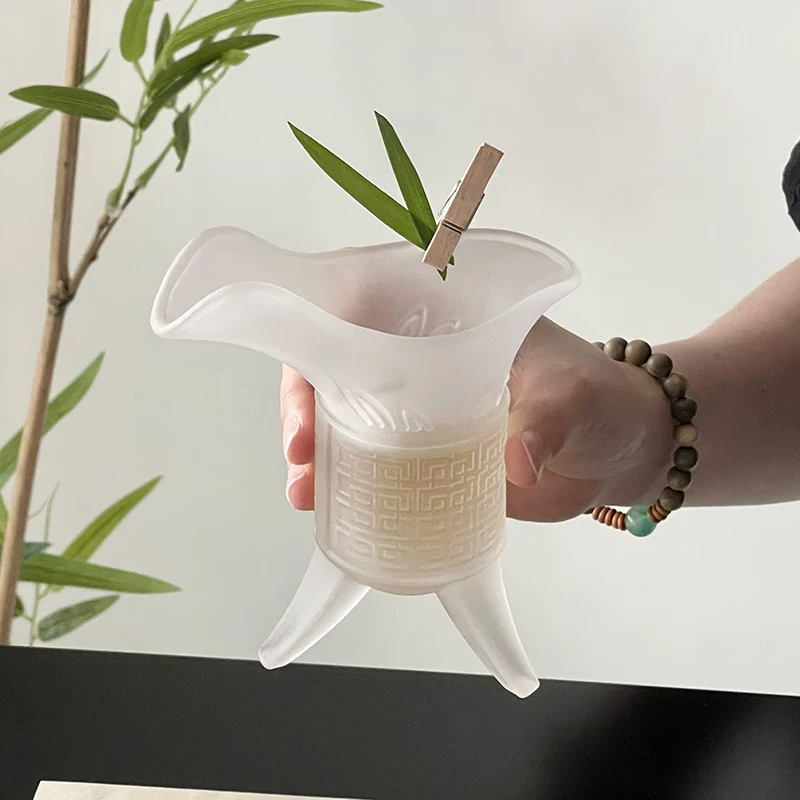 Ly thủy tinh ba chân kiểu dáng hoàng gia thời thượng, sáng tạo và độc đáo dành cho quán trà, đồ uống trà và cà phê đá Americano Latte.