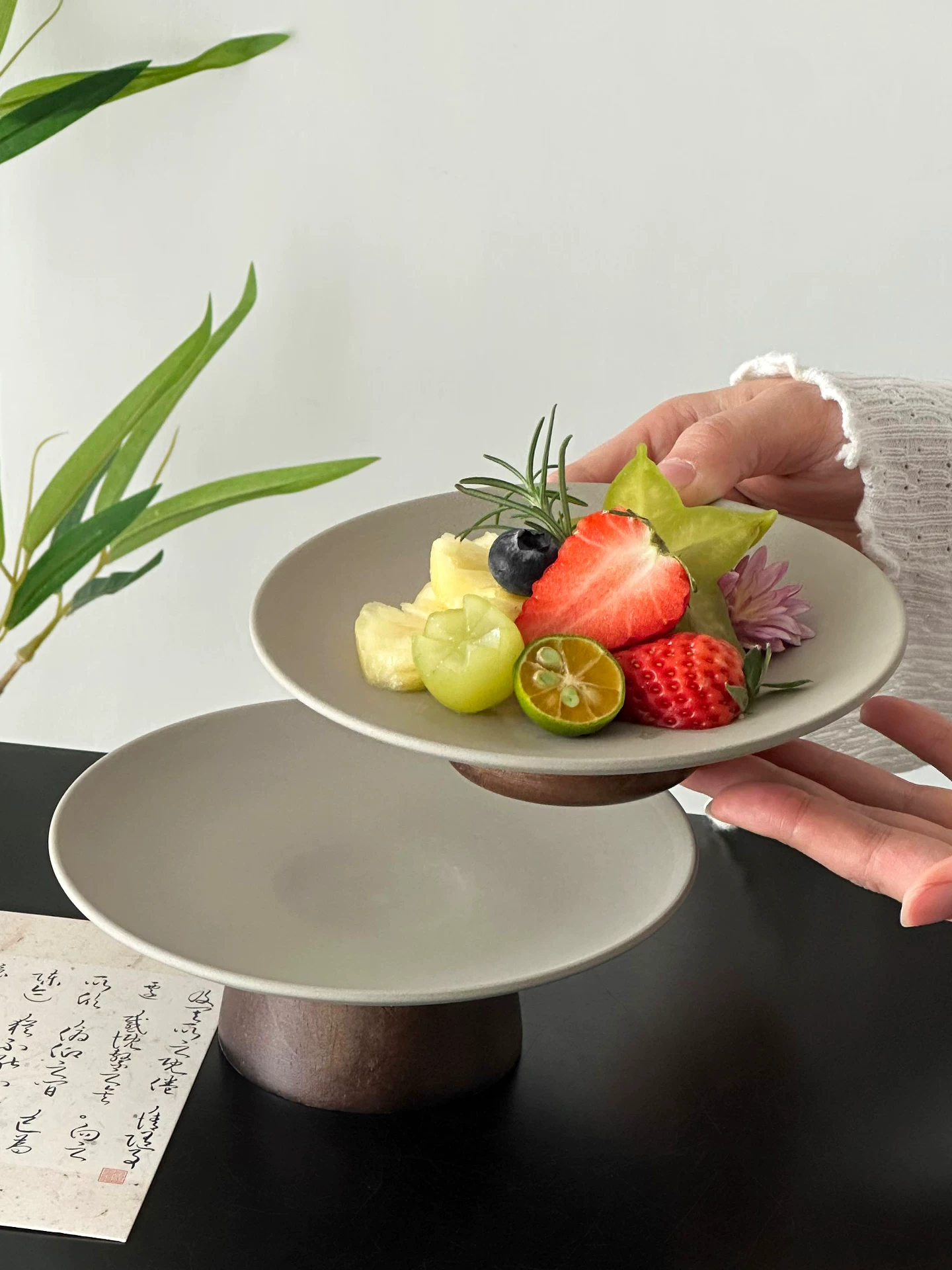 Đĩa tráng miệng kiểu cổ điển, đĩa đựng trà bánh chân cao, đĩa tráng miệng chân cao tinh tế, đĩa trái cây đẹp mắt, đĩa gốm sứ cao cấp mộc mạc.