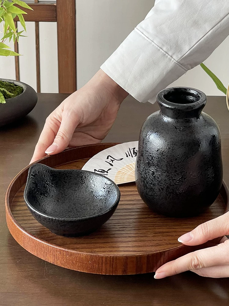 Bộ dụng cụ uống rượu sake kiểu cổ dùng trong nhà, gồm ấm hâm rượu gốm, bình rượu, dụng cụ chia rượu, chén shochu, chén rượu vang trắng, bát rượu nhỏ.