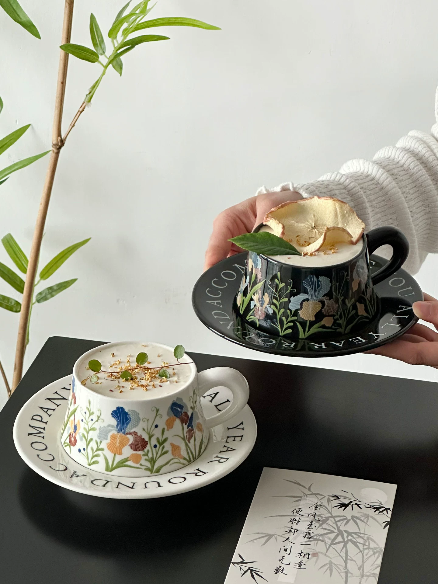 Cốc sứ Mark đã qua sử dụng, có giá trị thẩm mỹ cao, bộ cốc và đĩa uống cà phê hình hoa diên vĩ, cốc latte thiết kế độc đáo, cốc uống nước.