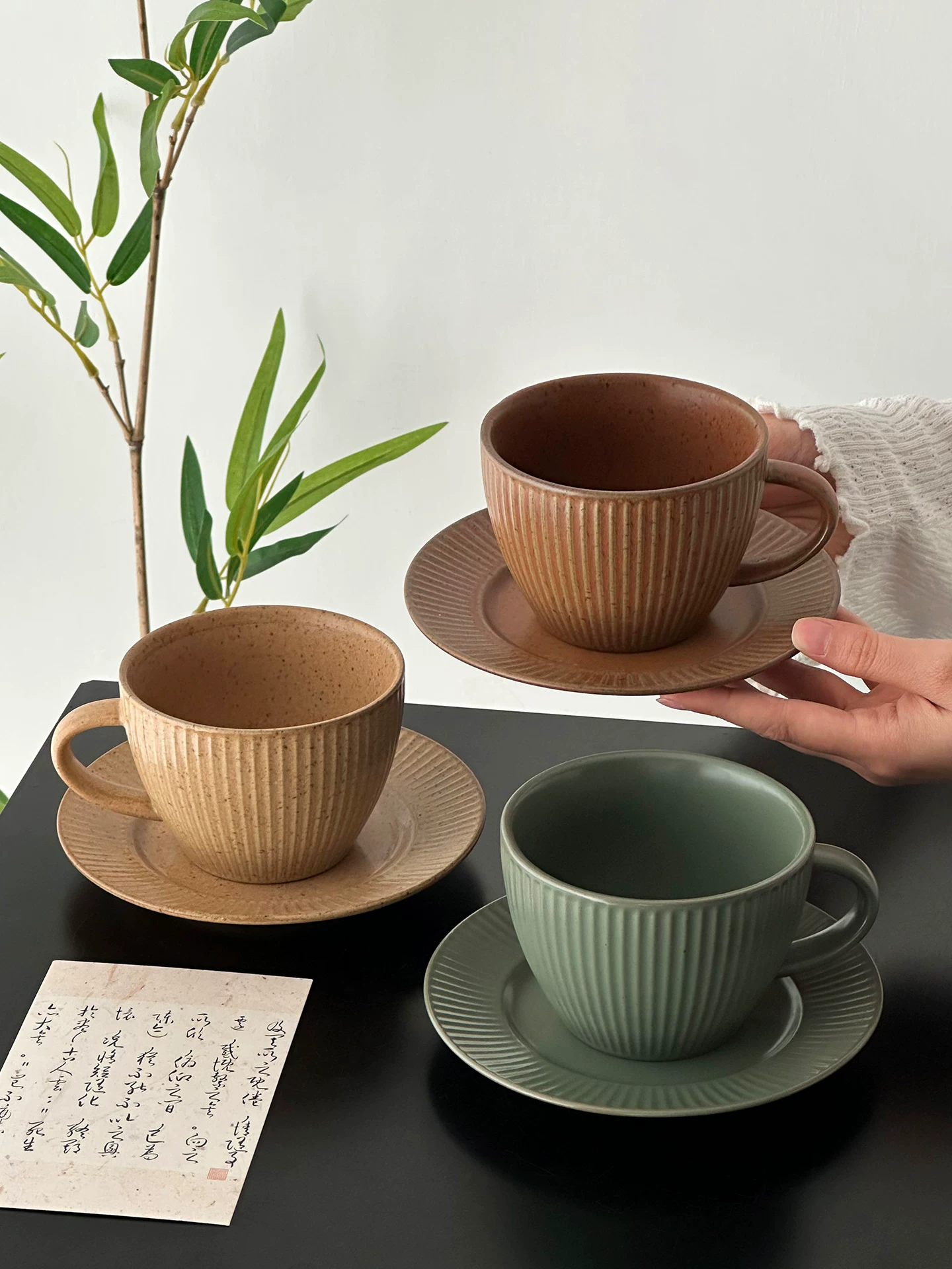 Bộ tách và đĩa uống cà phê cổ điển, thiết kế độc đáo, cốc gốm sứ cao cấp, ly latte sang trọng nhẹ nhàng.