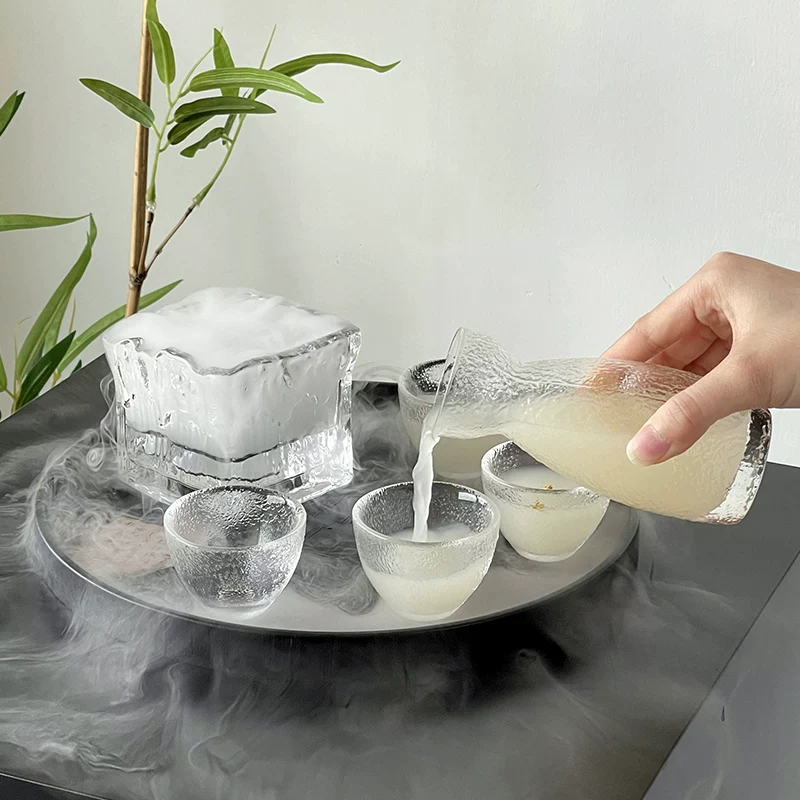 Bộ ấm rượu kiểu Nhật Bản được chạm khắc thủ công, tạo không khí độc đáo, kèm ấm pha trà lạnh và rượu, ly rượu sake, cốc rượu nhỏ, bình đựng rượu trong suốt và dụng cụ rượu.