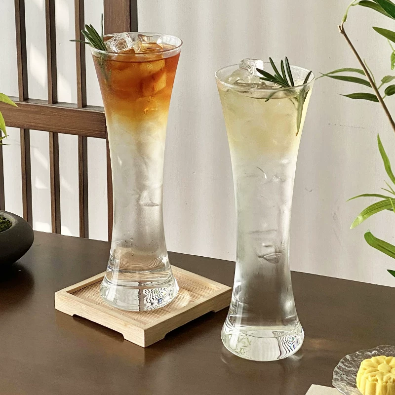 Ly nước ép dài thon, ly cocktail, cốc uống trà chanh, cốc trà và rượu, cốc trà lạnh pha chế tại quán trà.
