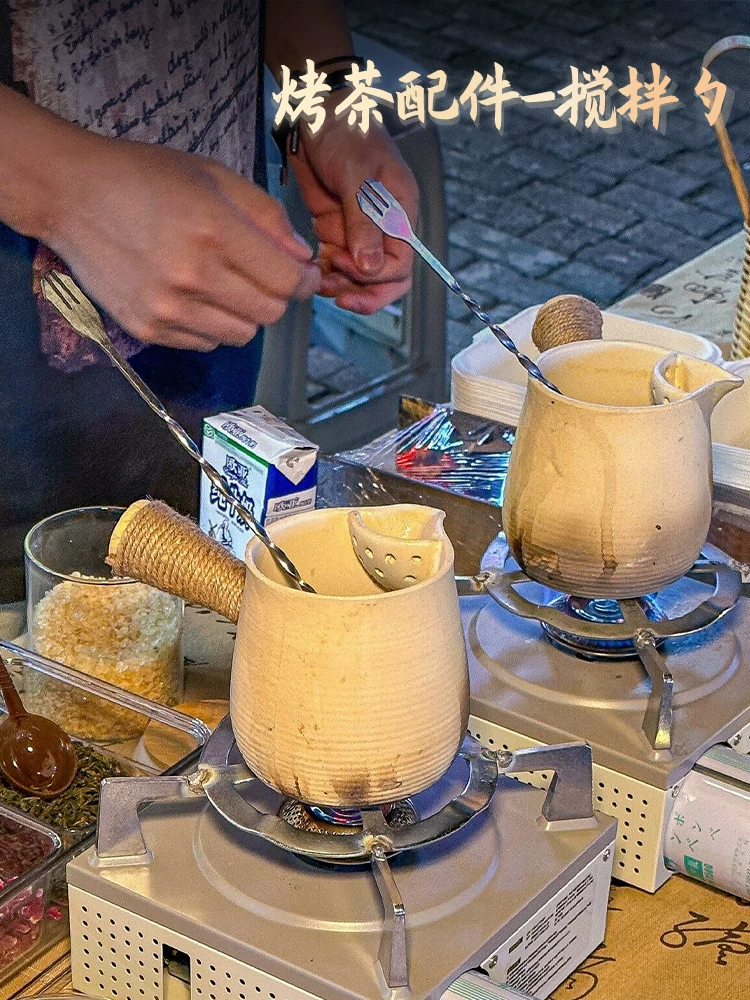 Dụng cụ pha trà, kẹp gắp thức ăn, muỗng khuấy, ấm trà, dụng cụ pha trà, đĩa đựng trái cây, bộ dụng cụ và đồ dùng pha trà sữa đầy đủ.