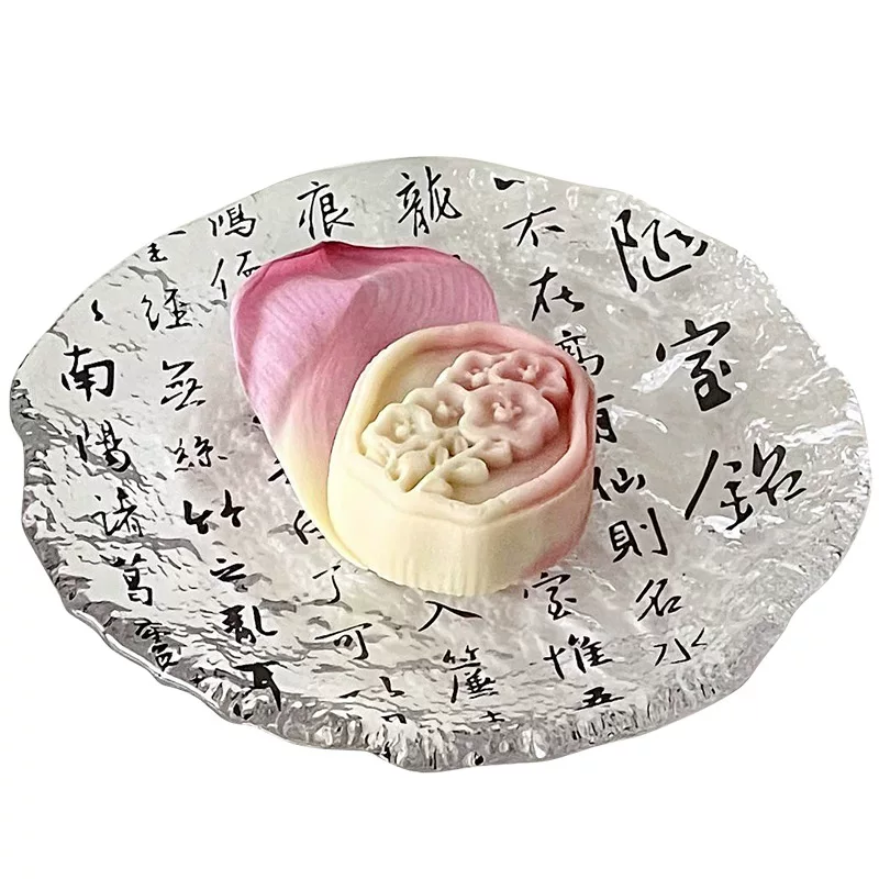 Những dòng chữ thư pháp kiểu Trung Quốc mới được khắc trên các tấm kính băng trên sông băng, khay trà chiều đựng trái cây sấy khô, khay đựng món tráng miệng cao cấp.