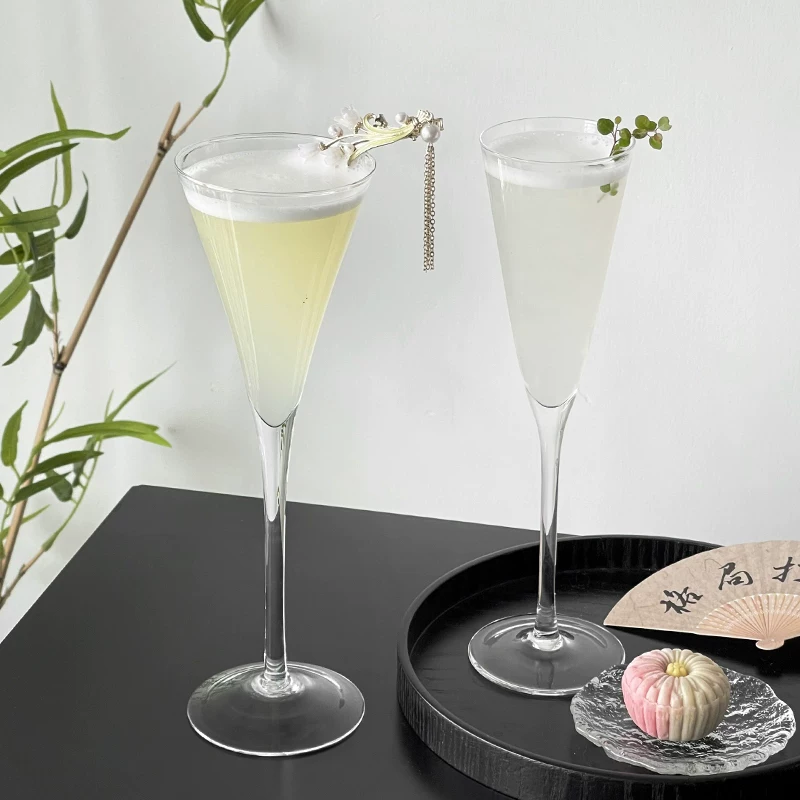 Ly trà và ly rượu mang cảm giác hơi say nhẹ, ly rượu tạo không khí ấm cúng với thiết kế độc đáo, ly sâm panh lấp lánh độc đáo, ly cocktail bằng pha lê.