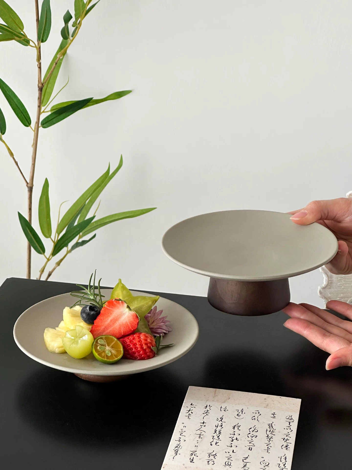 Đĩa tráng miệng kiểu cổ điển, đĩa đựng trà bánh chân cao, đĩa tráng miệng chân cao tinh tế, đĩa trái cây đẹp mắt, đĩa gốm sứ cao cấp mộc mạc.