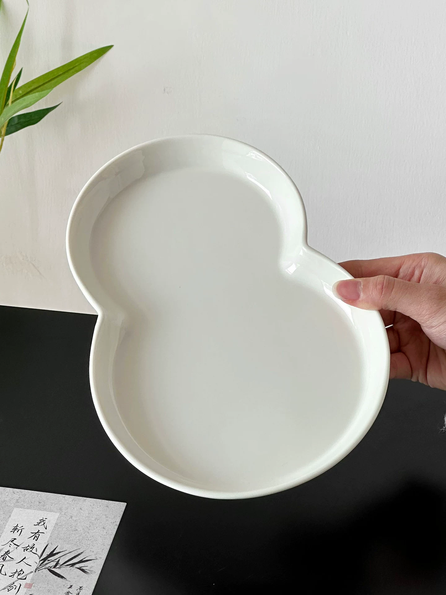 Đĩa sứ trắng cao cấp, thiết kế độc đáo, mang phong cách sang trọng, hình dáng độc đáo, đĩa tráng miệng trà chiều tinh tế, đĩa bánh ngọt.