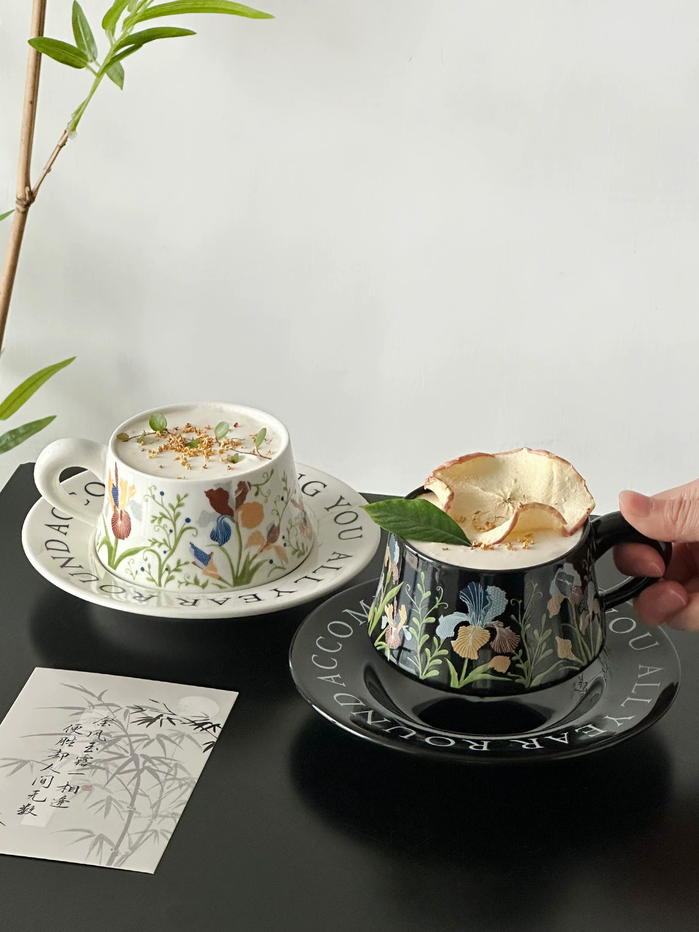 Cốc sứ Mark đã qua sử dụng, có giá trị thẩm mỹ cao, bộ cốc và đĩa uống cà phê hình hoa diên vĩ, cốc latte thiết kế độc đáo, cốc uống nước.