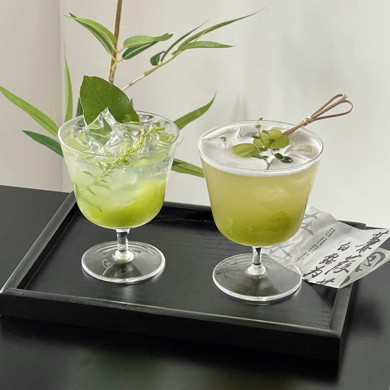 Ly thủy tinh miệng rộng, chân cao, đơn giản, dùng trong gia đình, phù hợp cho các bạn nữ, dùng để uống trà trái cây, nước ép và các loại đồ uống khác, nhẹ và được thiết kế đặc biệt làm ly cocktail.