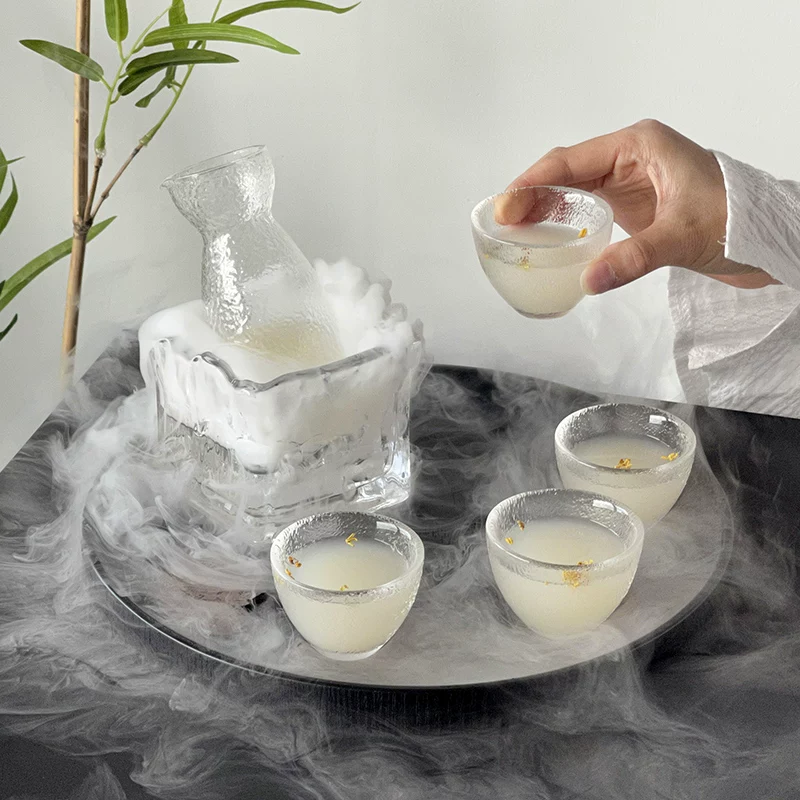 Bộ ấm rượu kiểu Nhật Bản được chạm khắc thủ công, tạo không khí độc đáo, kèm ấm pha trà lạnh và rượu, ly rượu sake, cốc rượu nhỏ, bình đựng rượu trong suốt và dụng cụ rượu.
