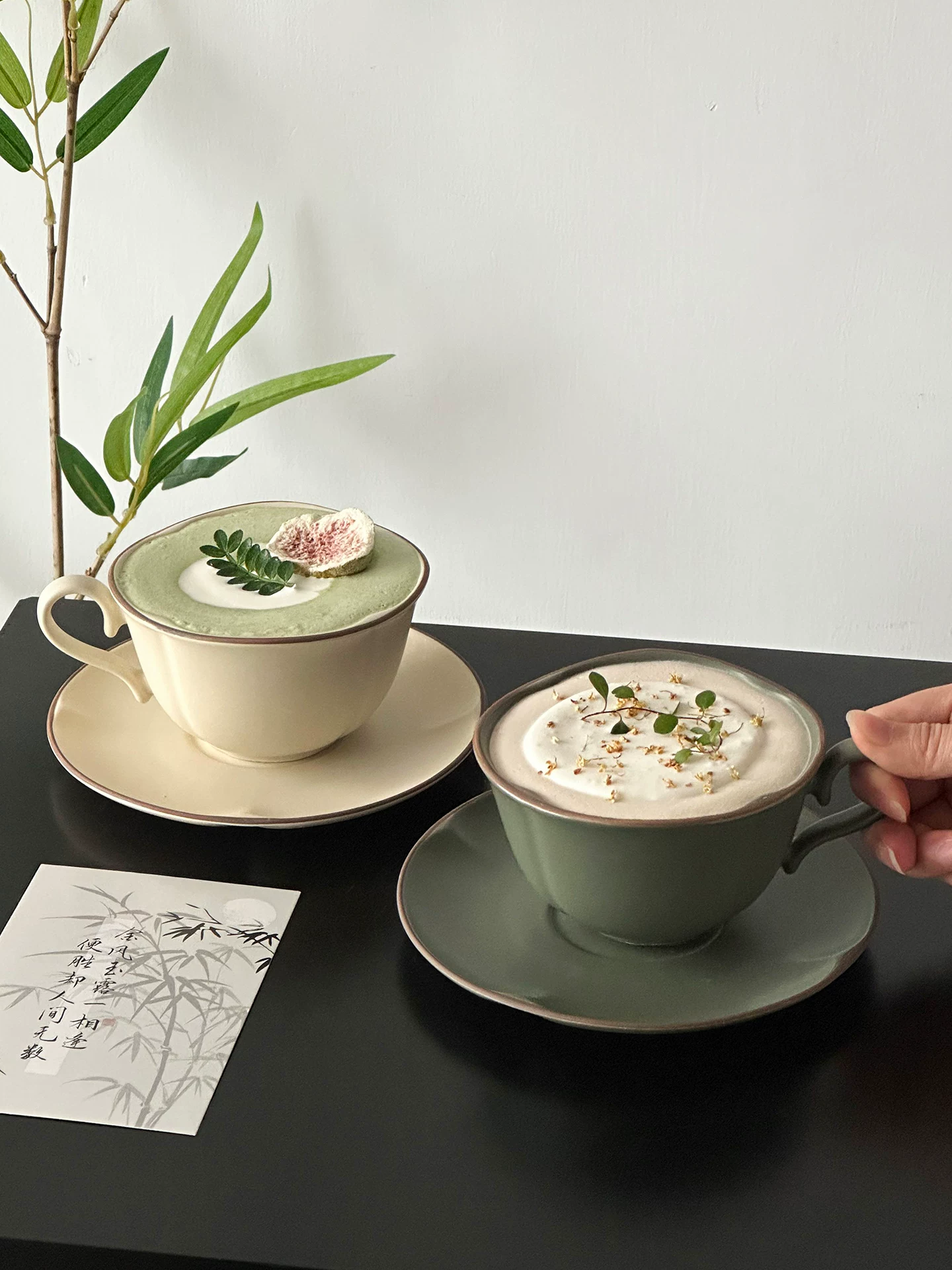 Bộ cốc cà phê cổ điển và thời trang với cốc và đĩa sứ, cốc latte thiết kế độc đáo, cốc nghệ thuật latte, cốc nước.