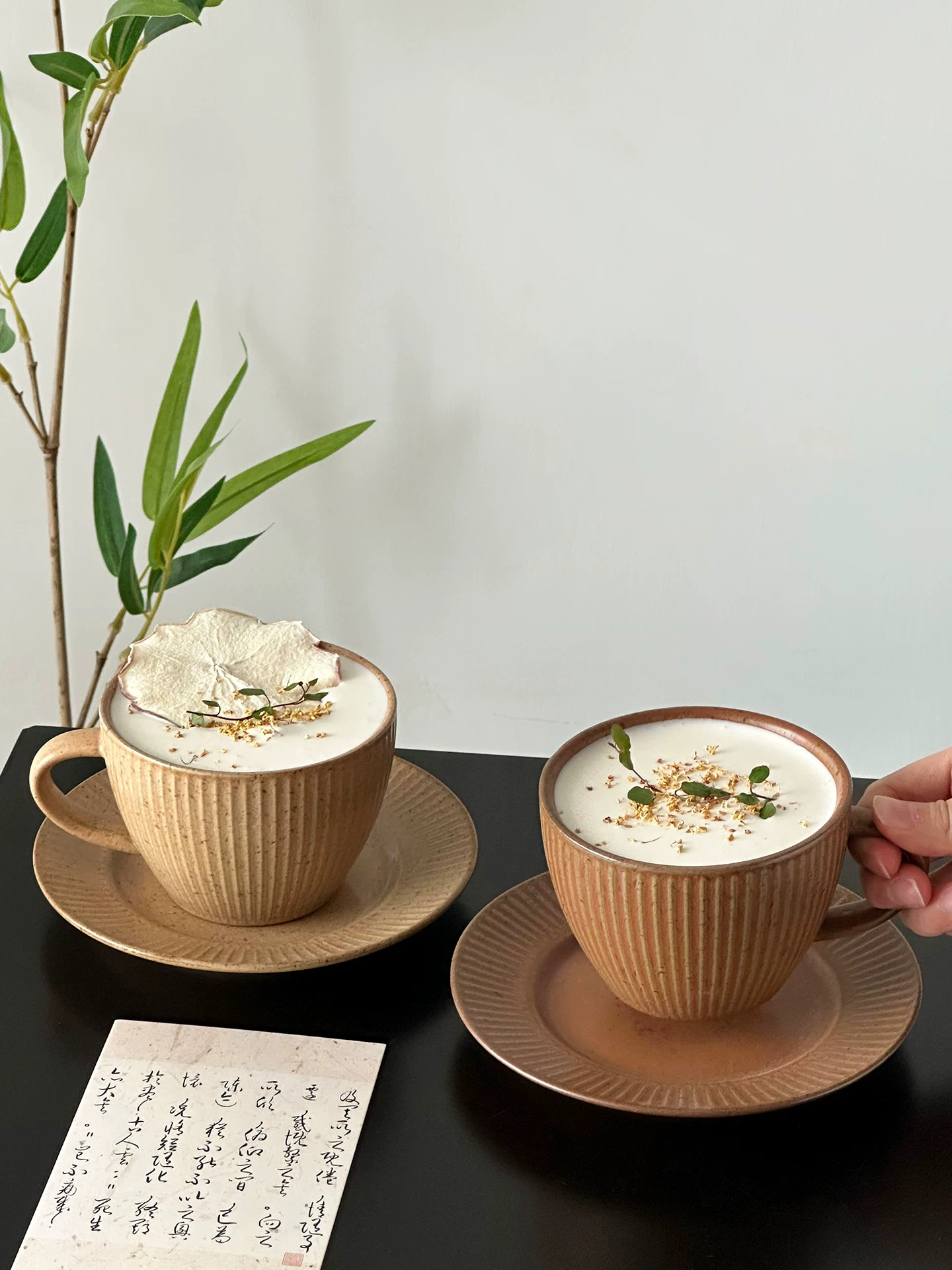 Bộ tách và đĩa uống cà phê cổ điển, thiết kế độc đáo, cốc gốm sứ cao cấp, ly latte sang trọng nhẹ nhàng.