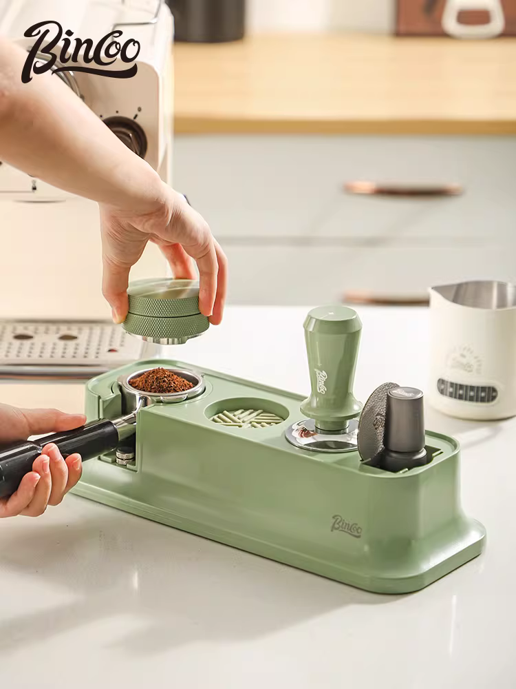 Bộ dụng cụ pha cà phê Bincoo Matcha Green Italian gồm dụng cụ nén cà phê 51/58mm, dụng cụ phân phối bột, đế đàn hồi và hộp đựng.