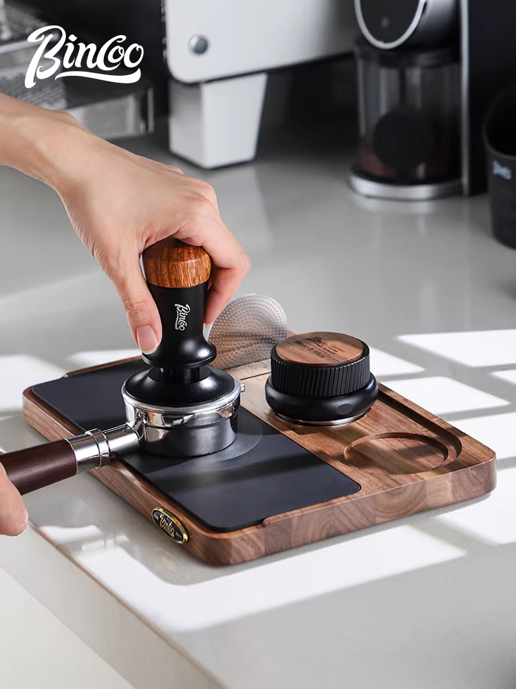 Bộ dụng cụ pha cà phê kiểu Ý Bincoo: đế ép cà phê, bảng phân phối cà phê, bảng đa năng, chất liệu gỗ óc chó, kích thước 51/58mm, dùng được cho nhiều loại máy.