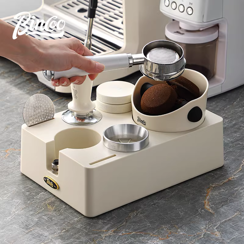 Bộ dụng cụ pha cà phê Bincoo đa năng: đế ép cà phê, dụng cụ phân phối cà phê, búa ép cà phê, hộp đựng bã cà phê, bộ dụng cụ pha cà phê hoàn chỉnh, tích hợp chức năng lưu trữ.