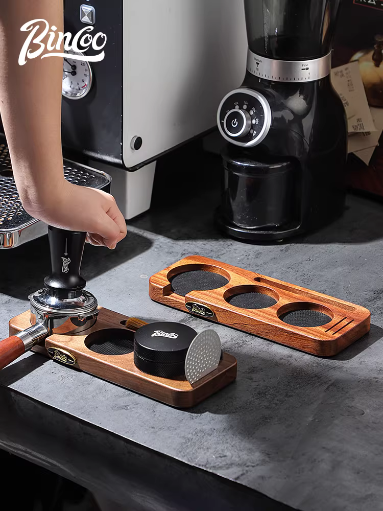 Đế ép cà phê Bincoo với hộp đựng bằng gỗ óc chó, dụng cụ phân phối bột, bàn chải, lưới phân phối nước phụ và dụng cụ ép.