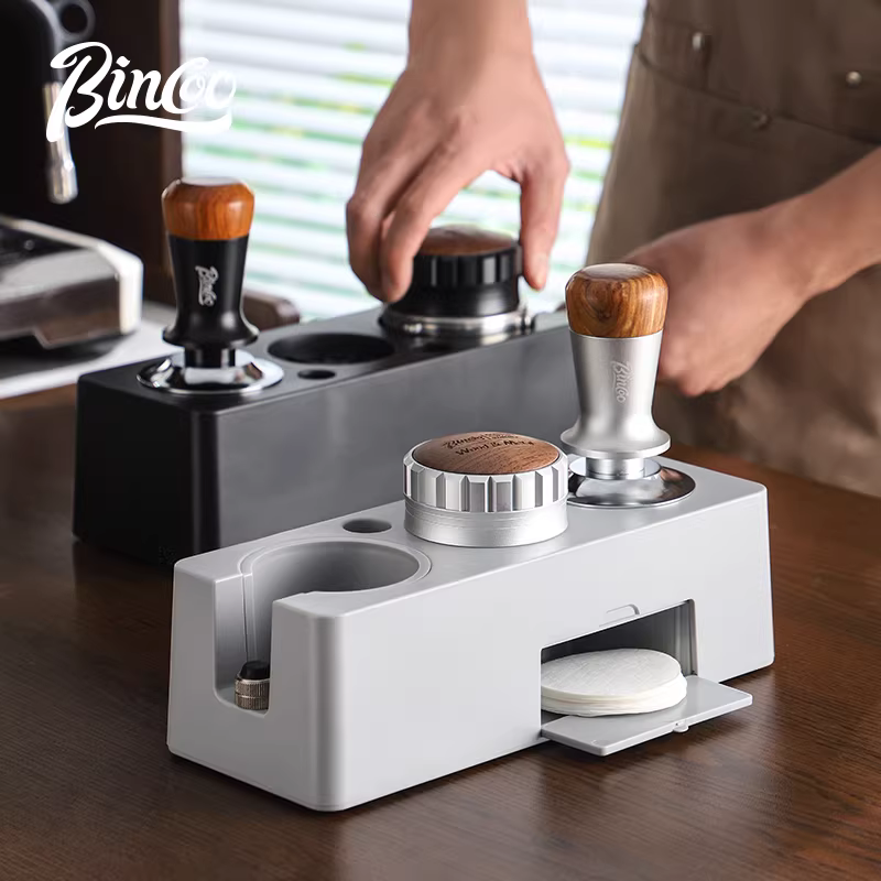 Bộ dụng cụ nén cà phê Bincoo ba món gồm đế, búa nén, tay cầm đa năng, khăn lau và dụng cụ phân phối bột 51/58mm