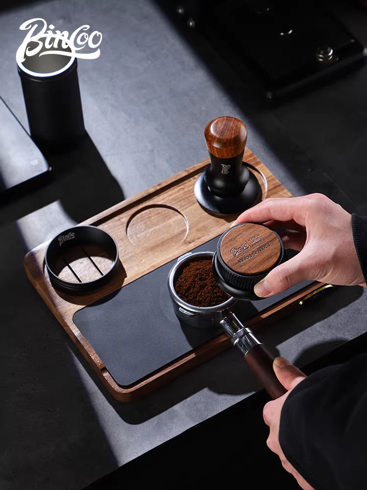 Bộ dụng cụ pha cà phê kiểu Ý Bincoo: đế ép cà phê, bảng phân phối cà phê, bảng đa năng, chất liệu gỗ óc chó, kích thước 51/58mm, dùng được cho nhiều loại máy.