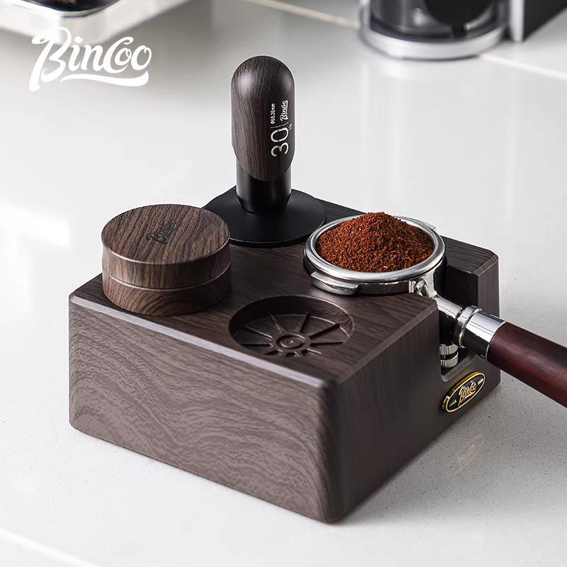 Bộ dụng cụ pha cà phê Bincoo gồm dụng cụ nén cà phê, bộ phân phối và đế cho máy pha cà phê espresso, bộ ba món màu vân gỗ kèm hộp đựng.