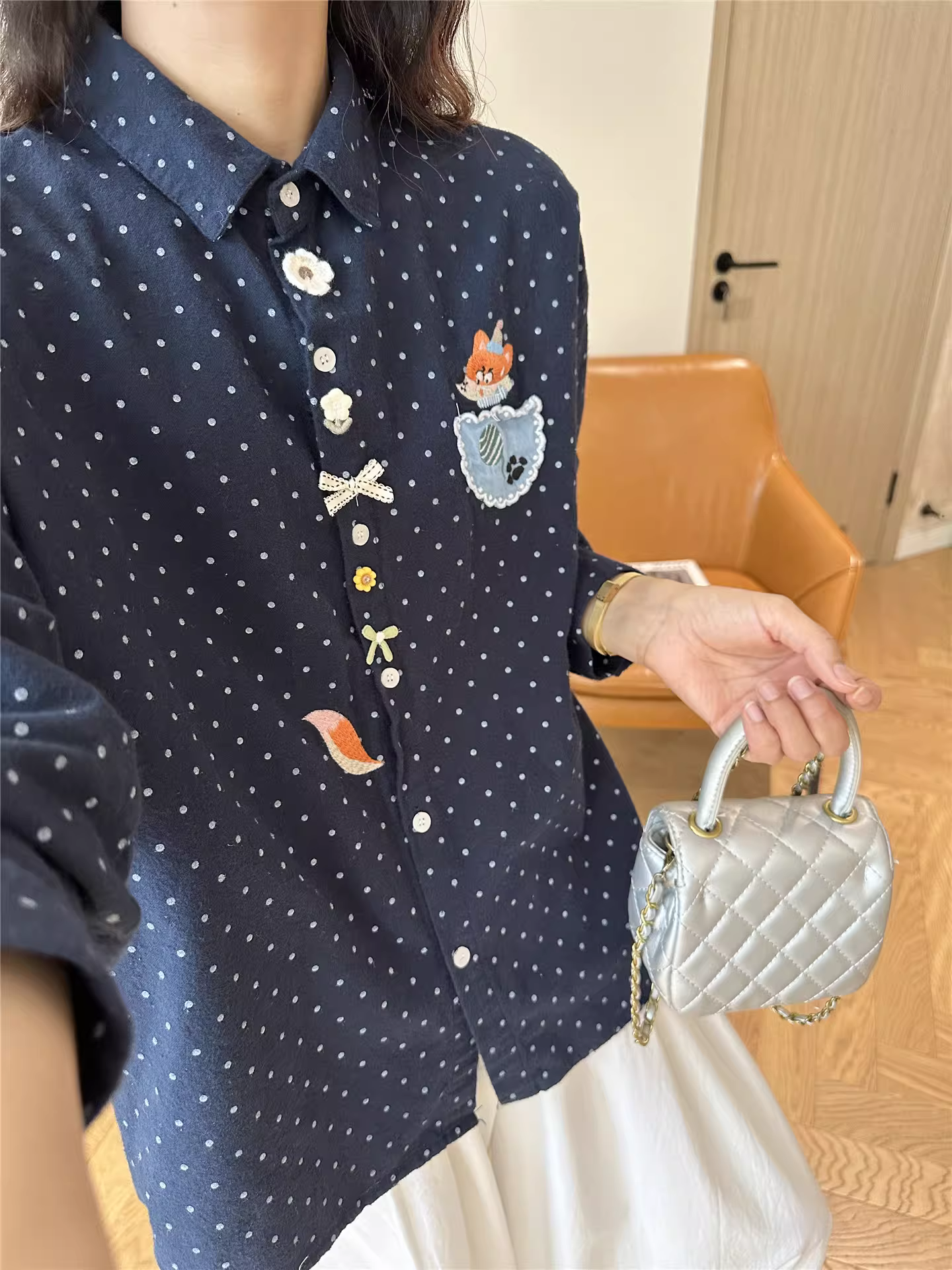 Áo sơ mi cotton chấm bi thêu hình cáo phong cách mới Thu 2025 Dream Box, cổ trụ, tay áo dài, dáng rộng, chất liệu mềm mại.