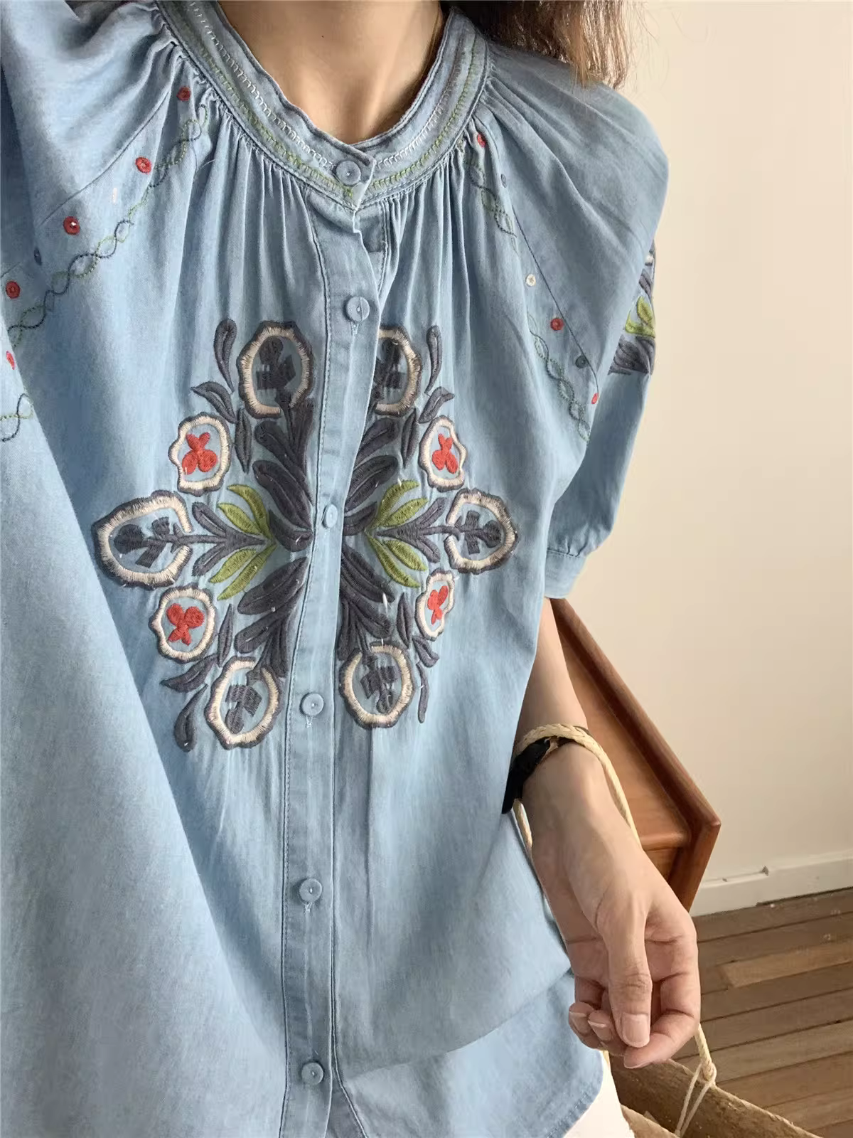 Áo sơ mi denim thêu họa tiết cổ điển mùa hè Dream Box 2025, cổ đứng, tay raglan ngắn, dáng rộng, trẻ trung