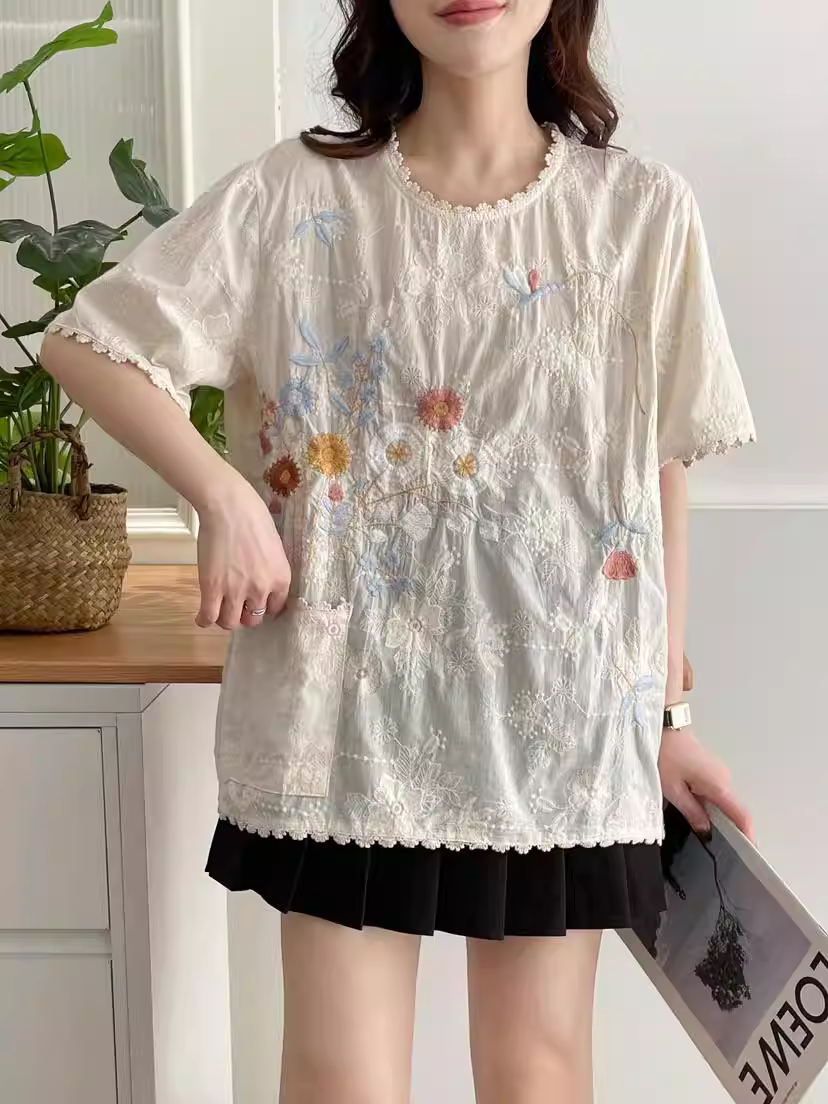 Áo sơ mi cotton thêu hoa mùa hè Dream Box 2025 cổ tròn tay ngắn dáng rộng, kiểu áo trẻ trung