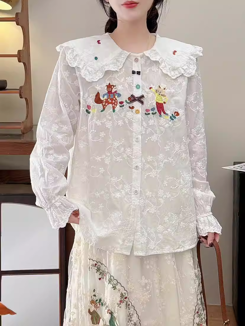 Áo sơ mi cotton thêu hoạt hình mùa xuân 2025 Dream Box, cổ áo búp bê ren, tay dài, nhiều màu sắc, cúc áo, kiểu dáng rộng, thêu họa tiết