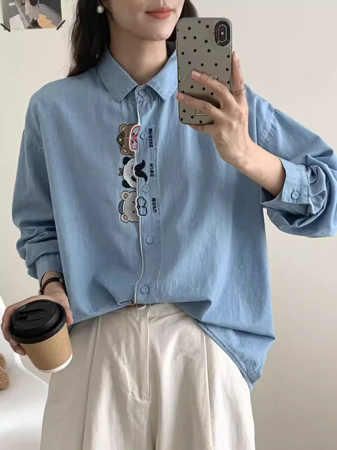 Áo sơ mi denim thêu hoạt hình Dream Box 2025 Thu mới, cổ trụ, tay áo trễ vai, dài tay, dáng rộng, áo giảm tuổi tác dành cho nữ.