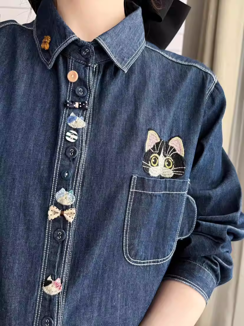 Áo sơ mi denim thêu hình mèo Dream Box 2025 Xuân mới, cổ trụ, tay dài, nhiều khuy, dáng rộng, thêu họa tiết