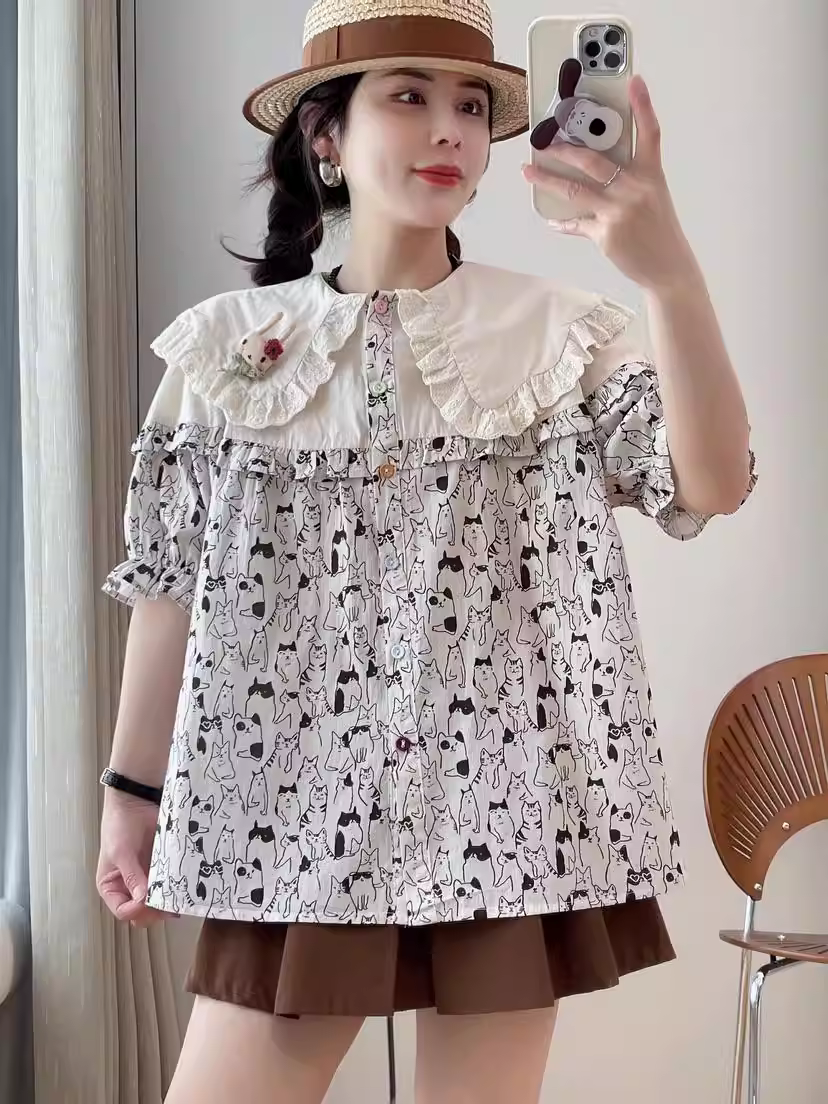 Áo sơ mi cotton in hình nhiều chú mèo hoạt hình mùa hè mới Dream Box 2024, cổ áo búp bê ren, tay ngắn bèo nhún