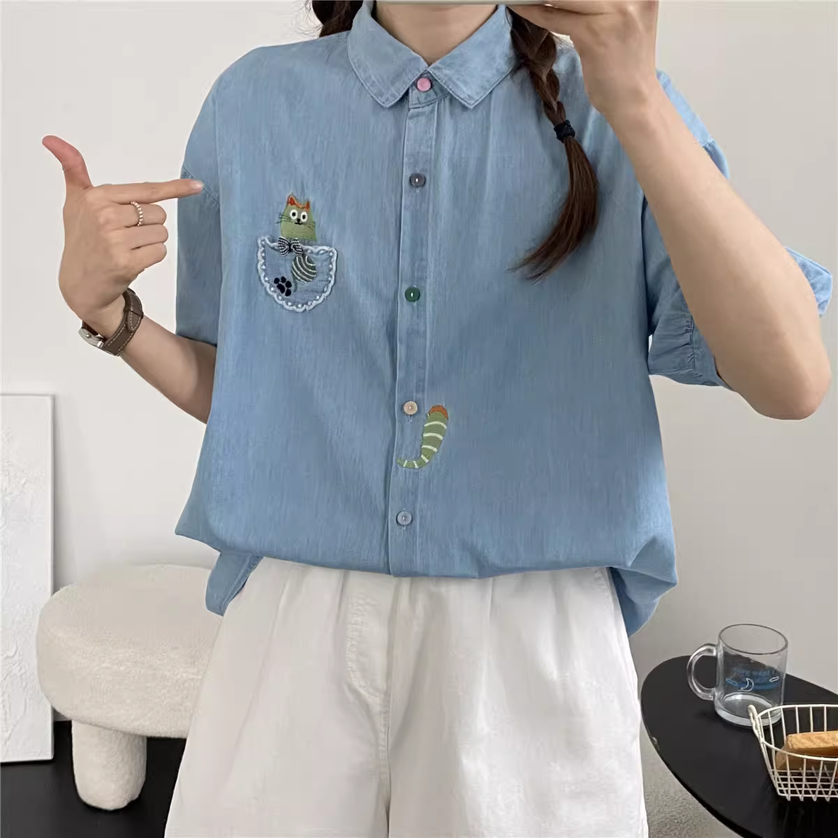 Áo sơ mi denim thêu hình mèo hoạt hình mùa hè Dream Box 2024, cổ trụ, cúc nhiều màu, tay ngắn, dáng rộng
