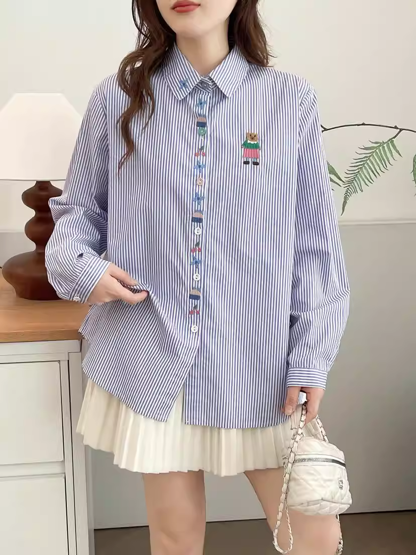 Áo sơ mi cotton thêu hình gấu Dream Box 2025 Thu mới, cổ trụ, tay dài, phối viền thêu, dáng rộng, kẻ sọc