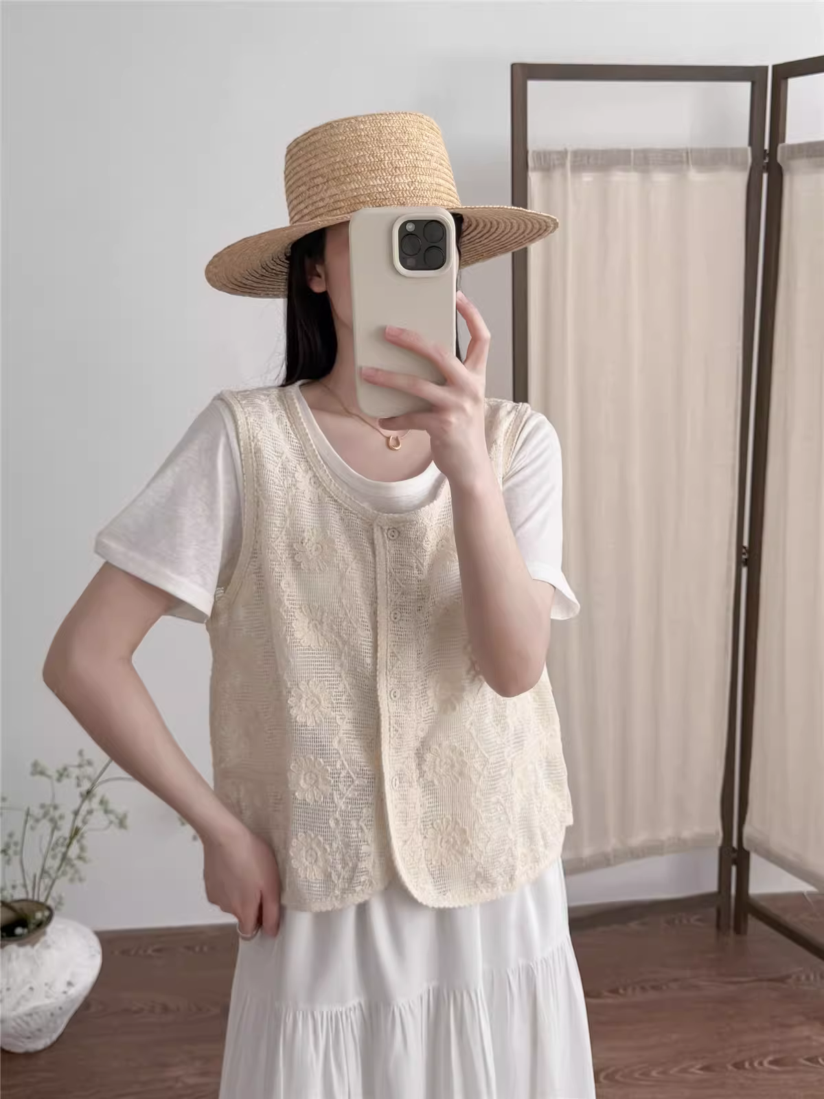 Áo gile nữ Dream Box 2025 mùa hè mới, kiểu dáng ngọt ngào, họa tiết hoa rỗng, cổ tròn, cài khuy đơn, màu trơn, chất liệu ren.