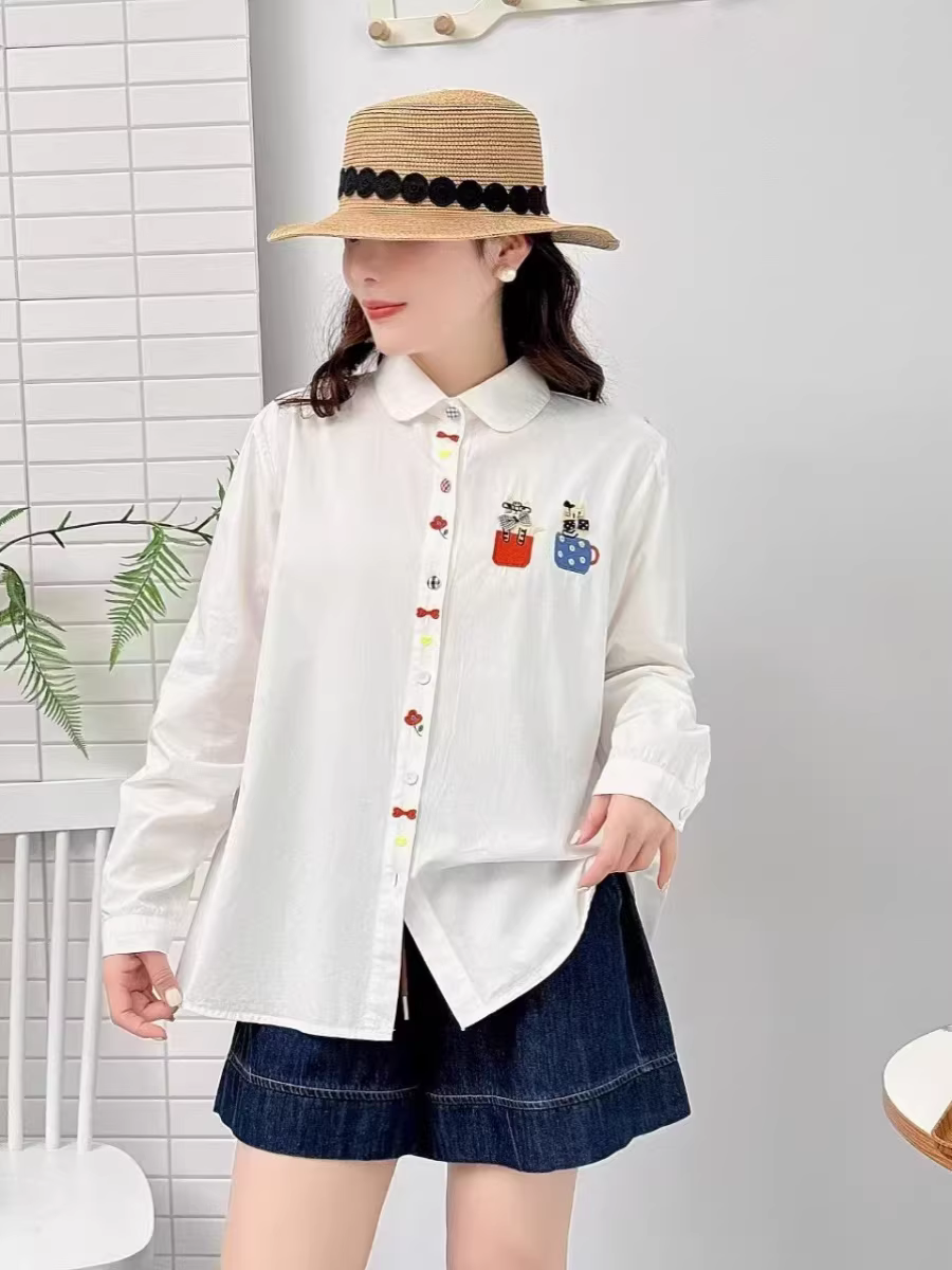 Áo sơ mi cotton thêu hình mèo Dream Box 2025 Xuân kiểu mới, cổ trụ, tay dài, khuy màu sắc, áo sọc rộng rãi.