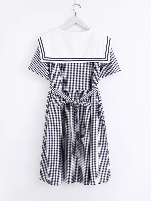 Đầm cotton kẻ caro nhỏ xinh phong cách mới mùa hè 2025 Dream Box, cổ áo thủy thủ thắt nút, kiểu dáng ôm eo.