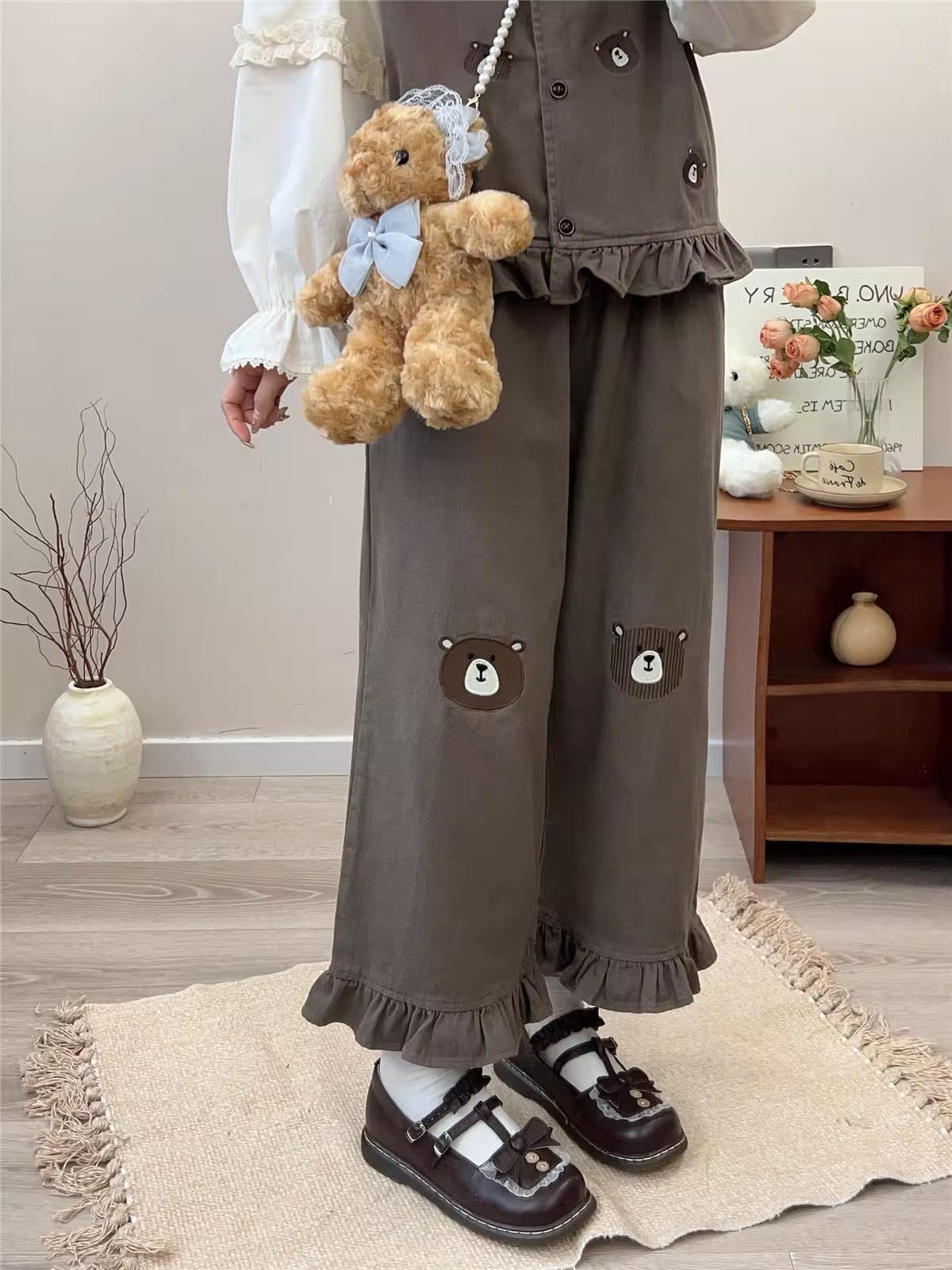 Quần ống rộng lưng thun thêu đầu gấu nâu Dream Box Xuân 2024, kiểu dáng dễ thương bèo nhún, rộng rãi, thoải mái dành cho nữ