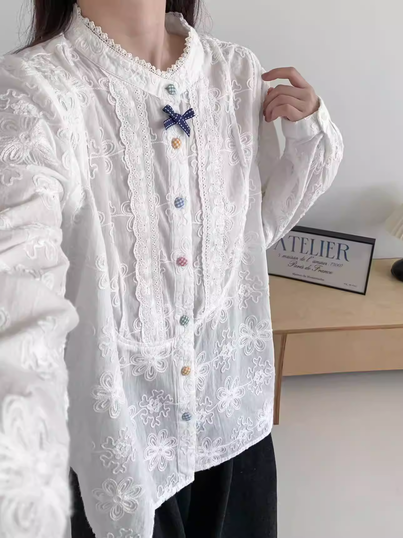 Áo sơ mi cotton thêu hoa mùa thu Dream Box 2025, cổ đứng, tay dài, nhiều màu sắc, cúc áo, dáng rộng, thêu họa tiết