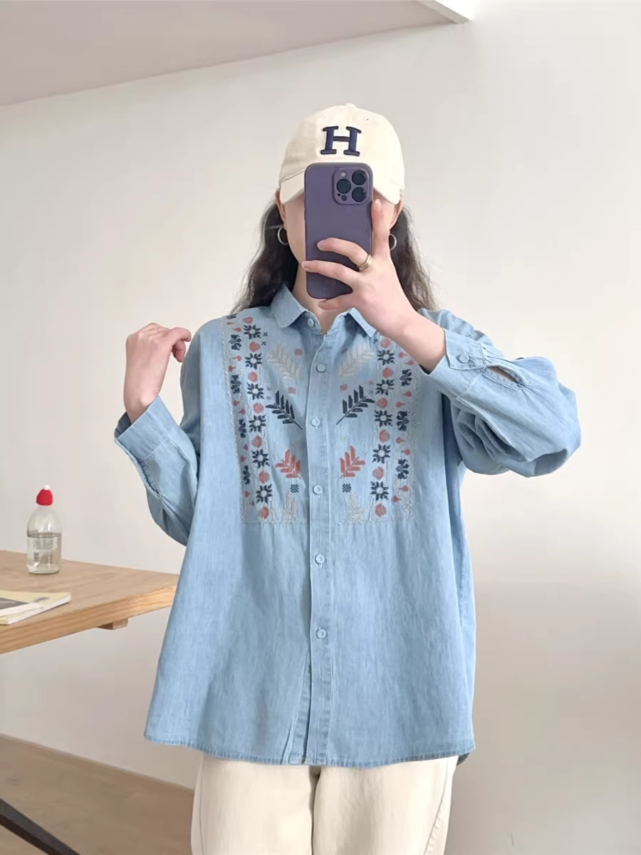 Áo sơ mi denim thêu lá vintage Xuân 2025 Dream Box, cổ trụ, tay dài, dáng rộng, phong cách thường ngày