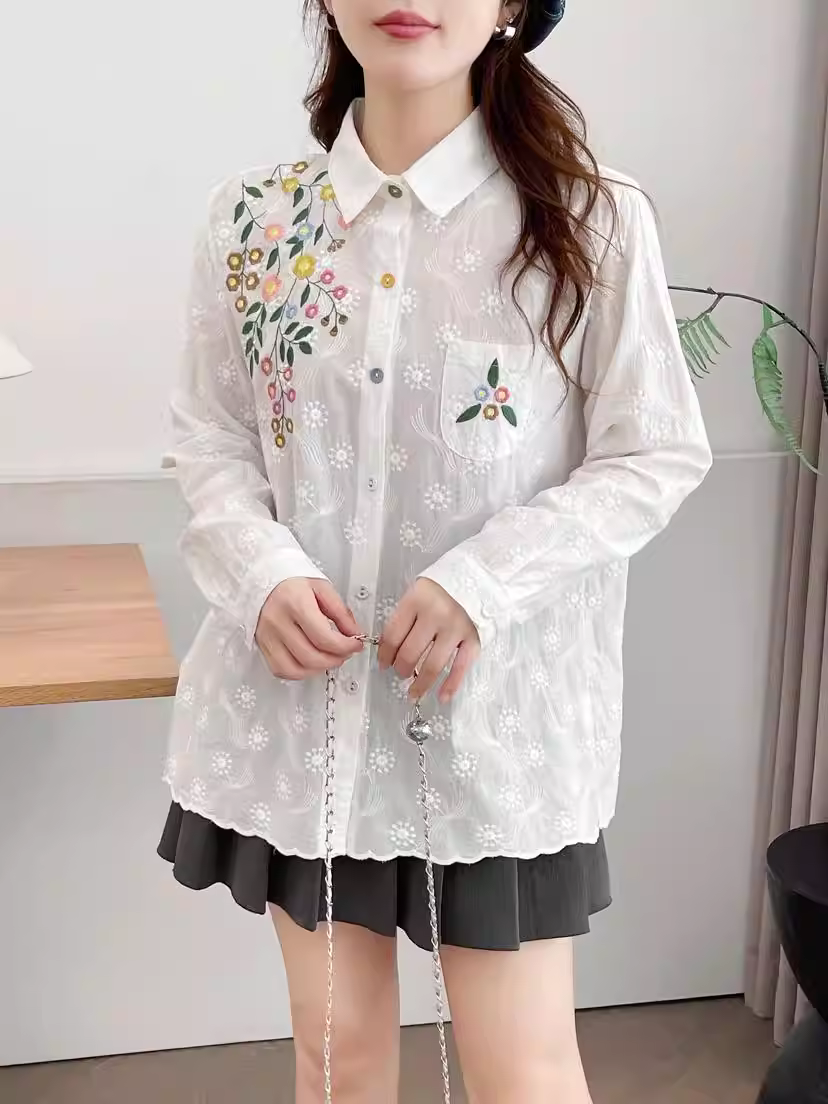 Áo sơ mi cotton thêu hoa tươi mới mùa thu Dream Box 2025, cổ trụ, tay dài, túi thêu, dáng rộng.
