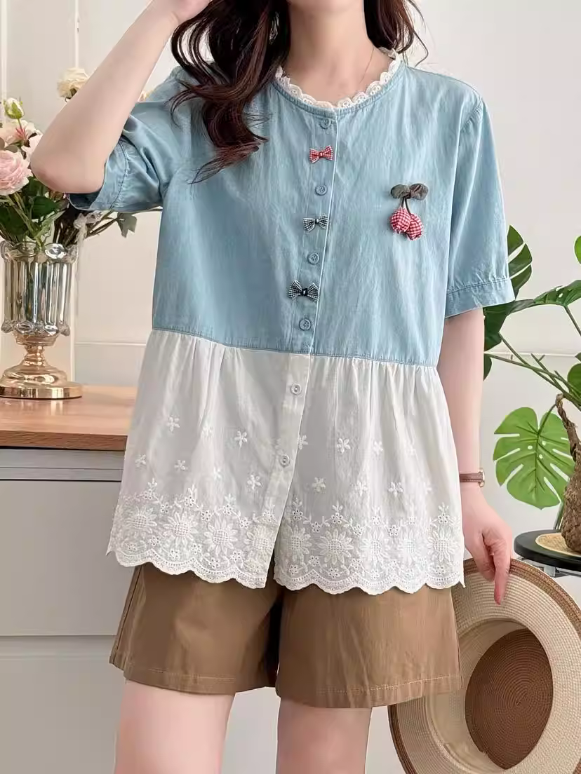 Áo sơ mi denim cherry ngọt ngào mùa hè 2025 Dream Box, cổ tròn, tay ngắn, dáng rộng, viền ren, trẻ trung