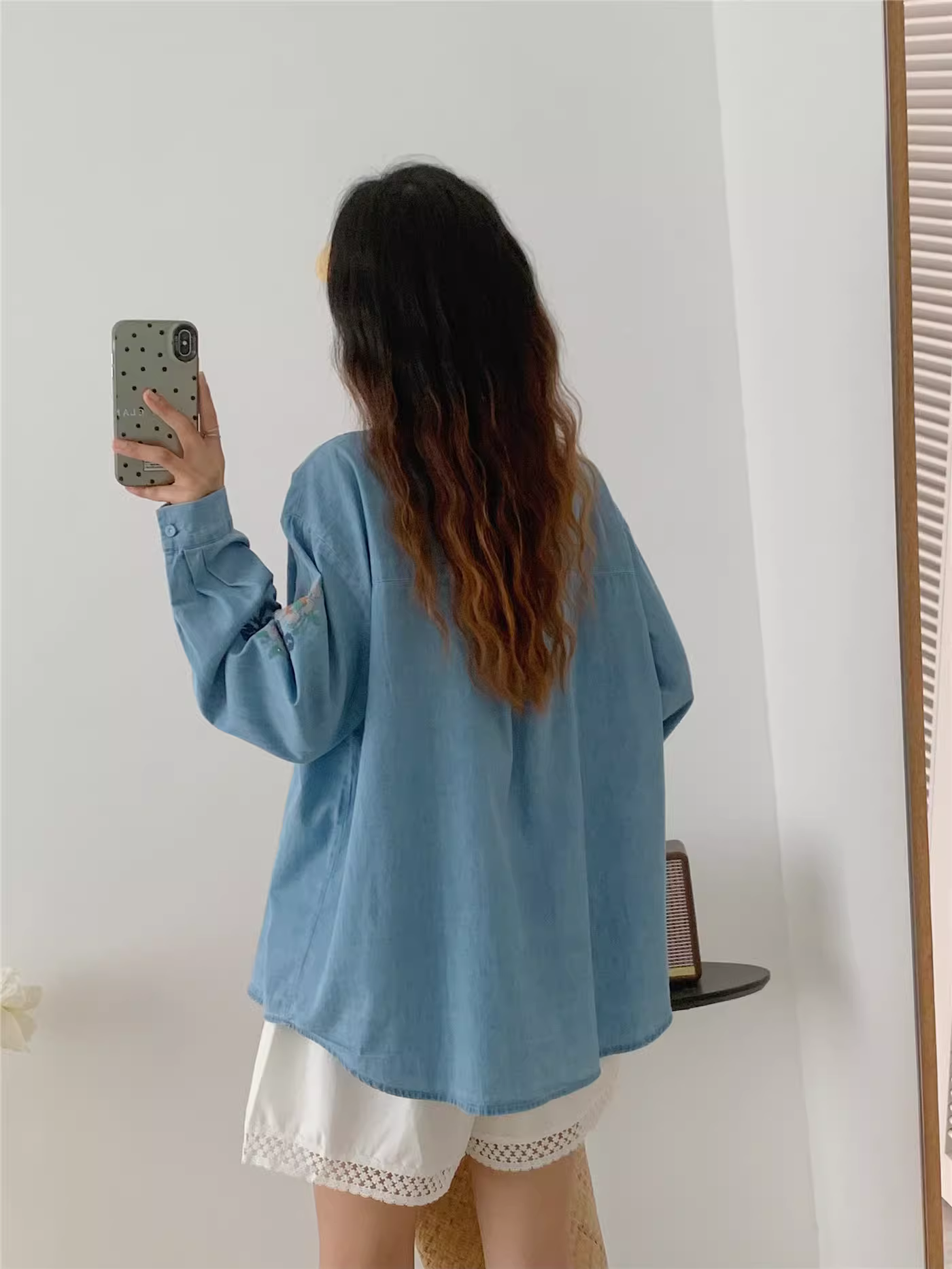 Áo sơ mi denim thêu hoa cổ điển mùa thu Dream Box 2025, cổ trụ, tay áo dài, dáng rộng, kiểu áo trẻ trung.