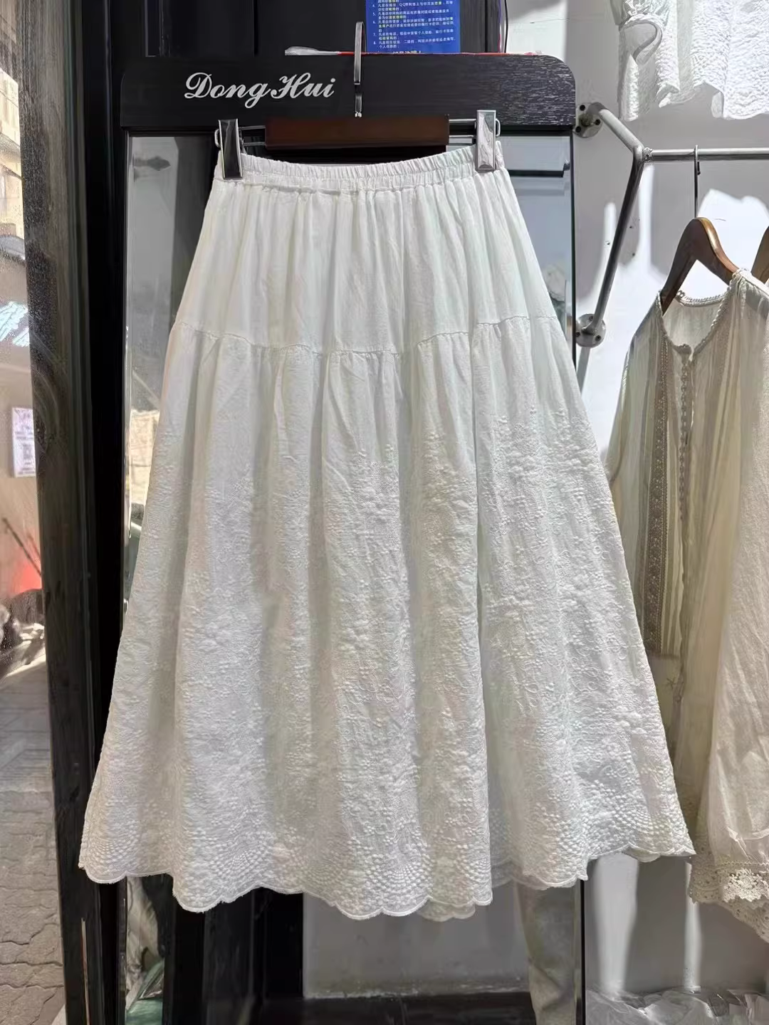 Váy cotton thêu nặng mùa xuân 2024 Dream Box, lưng thun, dáng chữ A, phong cách Mori Girl, chất liệu cotton nguyên chất, dài ngang đùi