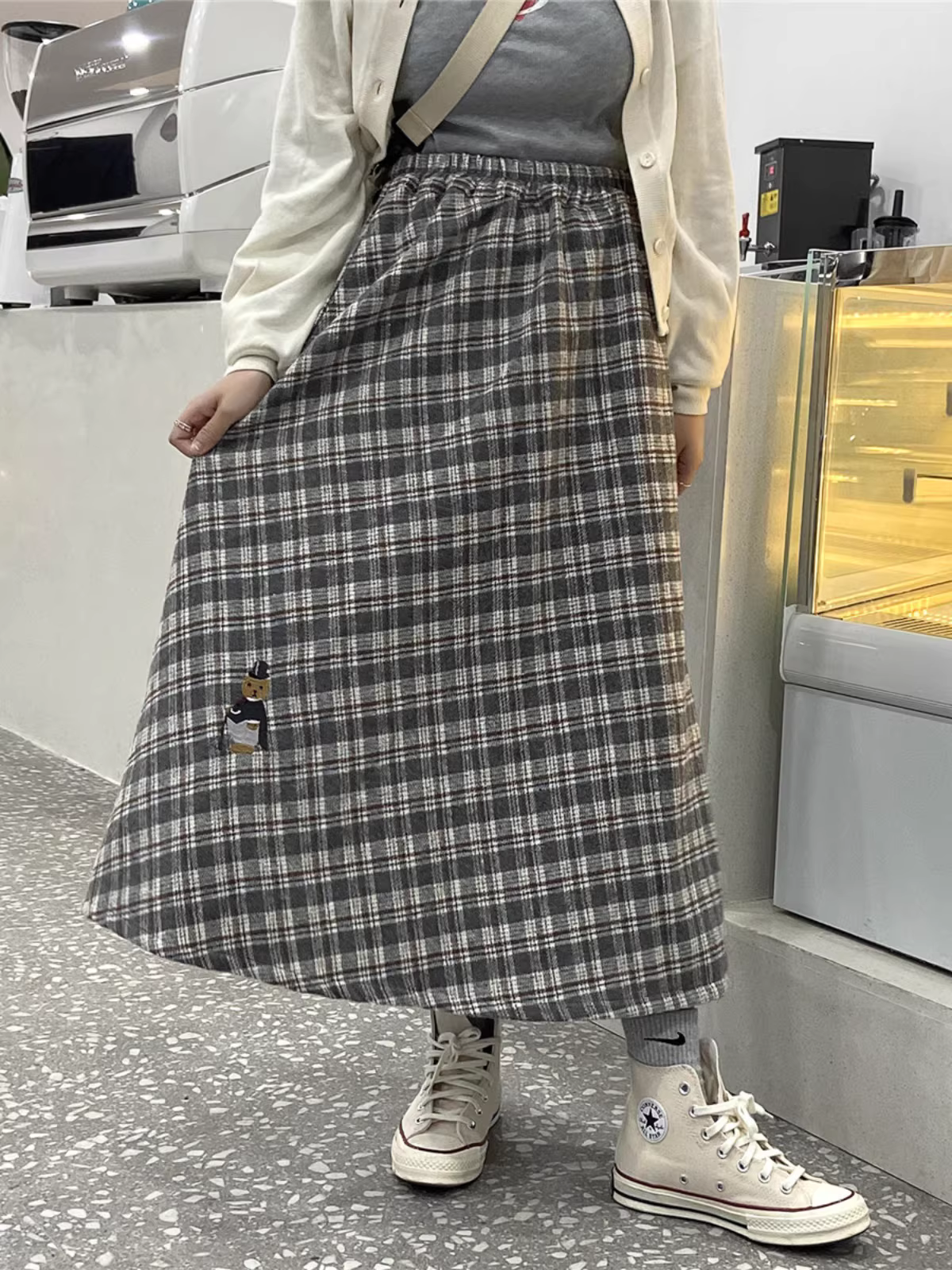 Váy kẻ caro thêu hình chú gấu Mr. Bear mùa đông 2024 của Dream Box, lưng thun, dáng chữ A, dài qua gối