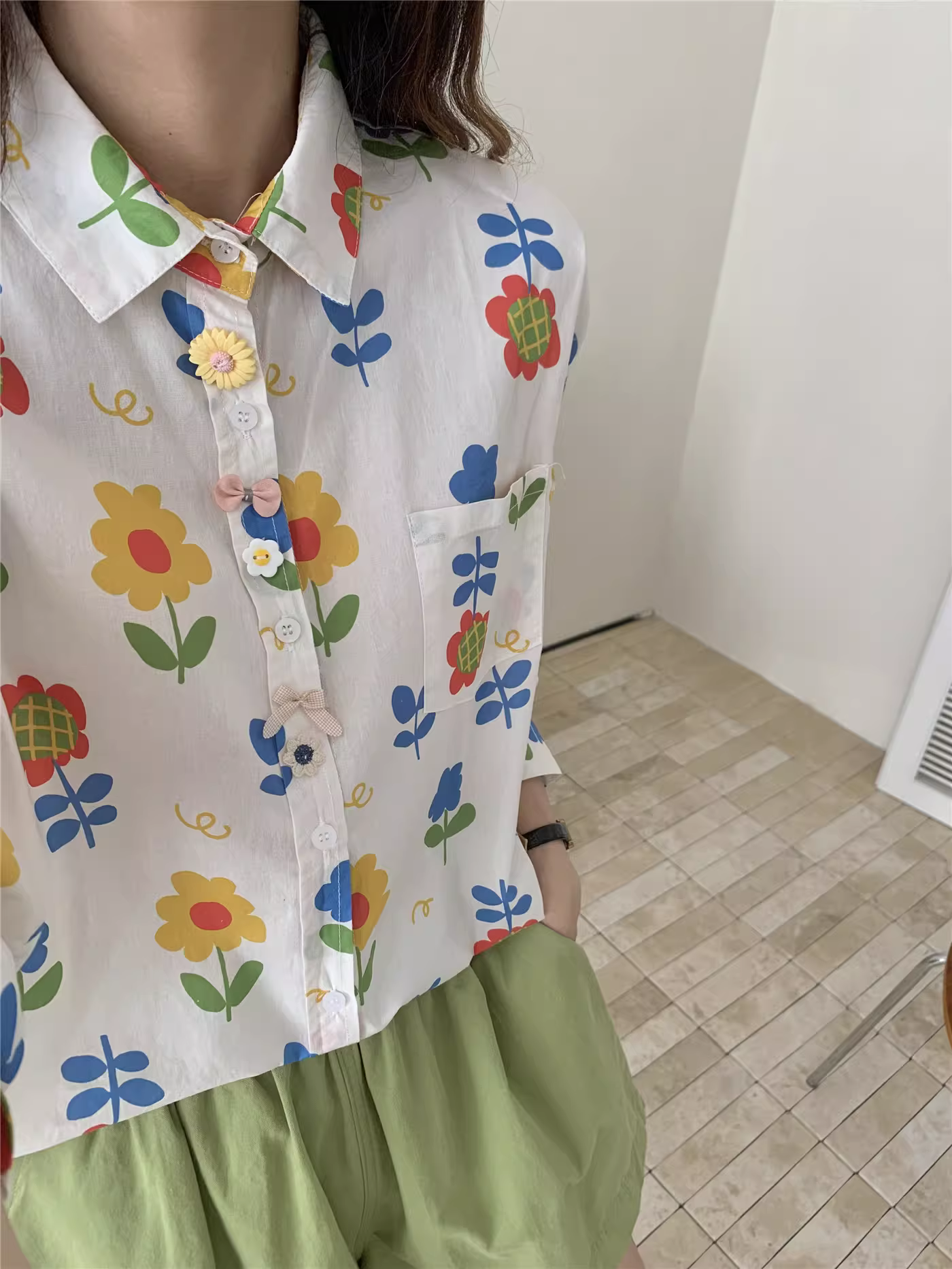 Áo sơ mi cotton in họa tiết hoa phối màu Dream Box 2025 mùa thu, cổ sơ mi, nhiều khuy, tay dài, dáng rộng, áo trẻ trung.