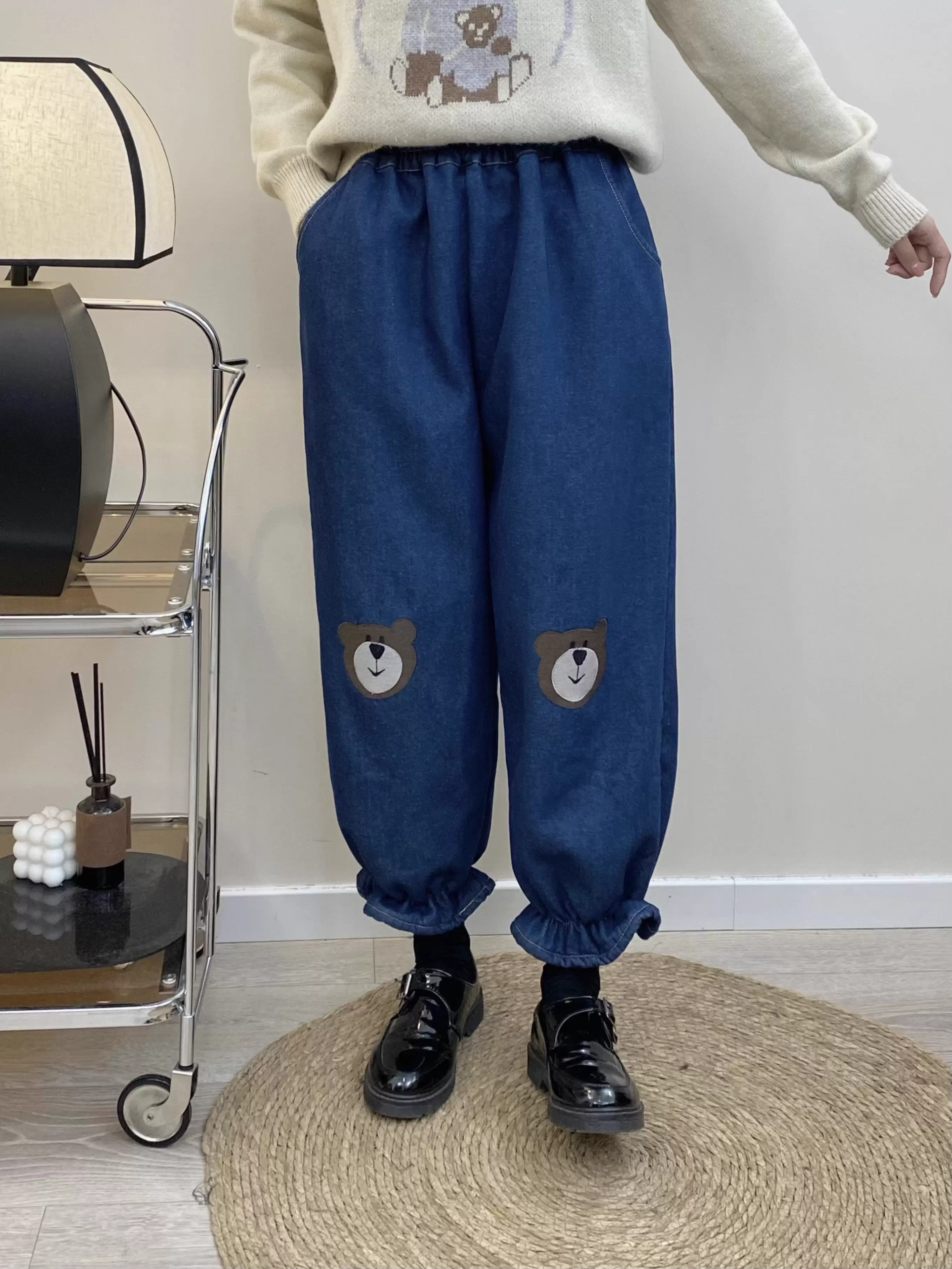 Quần Jeans nữ lót lông cừu dáng rộng lưng thun, kiểu mới mùa đông 2025, thêu hình đầu gấu nâu, phối bèo nhún, kiểu dáng đèn lồng, thương hiệu Dream Box