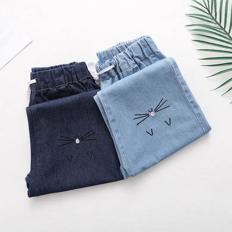 Quần Capri ống đứng thêu mèo ria mép phong cách mới hè 2024 Dream Box, lưng thun co giãn, đa năng, chất liệu jean rộng rãi dành cho nữ